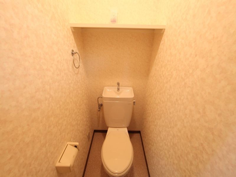 バストイレ別トイレ内上部収納あり