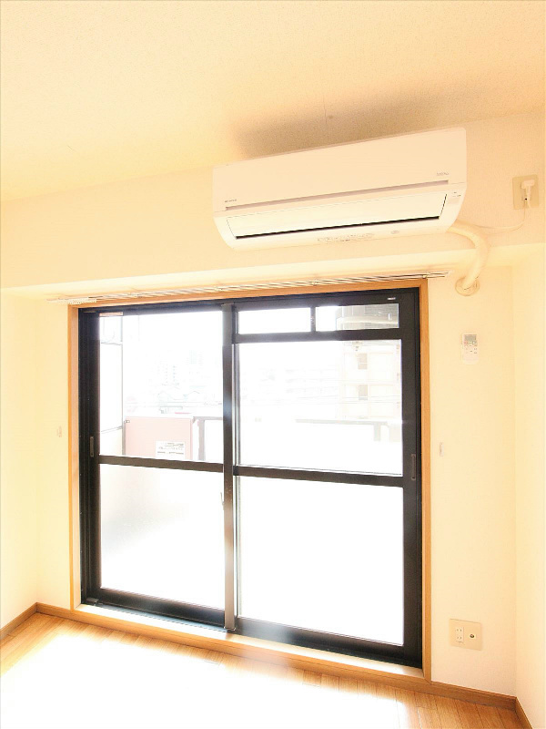 洋室 エアコンついてます
