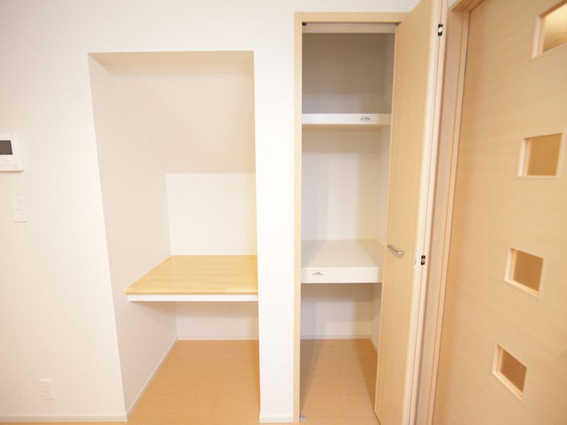 LDK収納,棚 玄関に収納 洋室にクローゼット