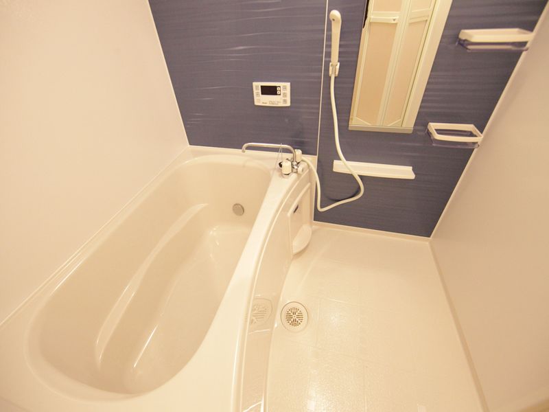 鏡ありのバスルーム 追い焚き機能付き!