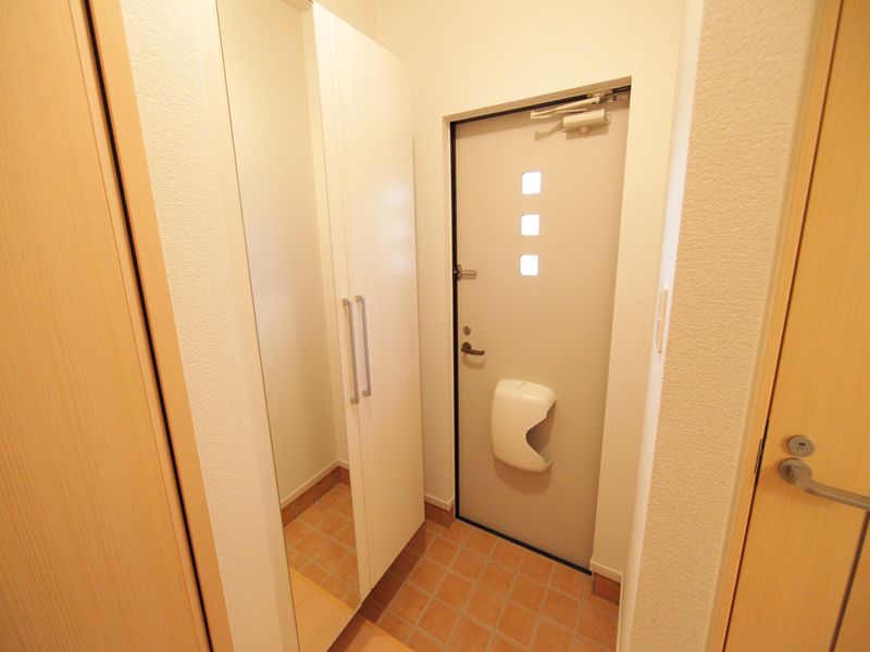 玄関 充実シューズボックス鏡ついてます