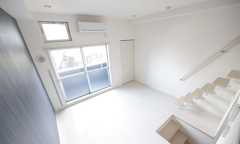 洋室6.7帖天井高 エアコン付き!