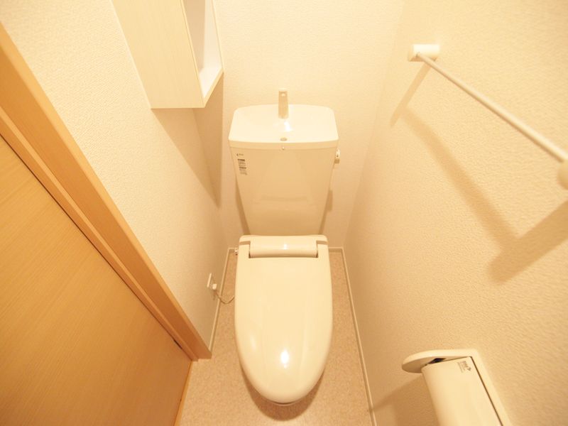 同タイプイメージ画像 温便座付きトイレ 棚あります