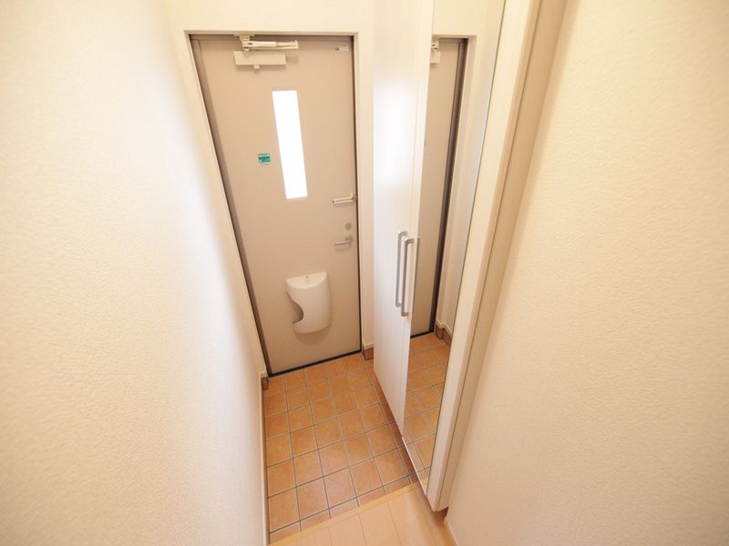 同タイプイメージ画像 玄関 鏡付きのシューズボックス