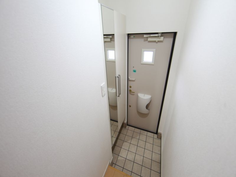 玄関 鏡付きシューズボックスあります