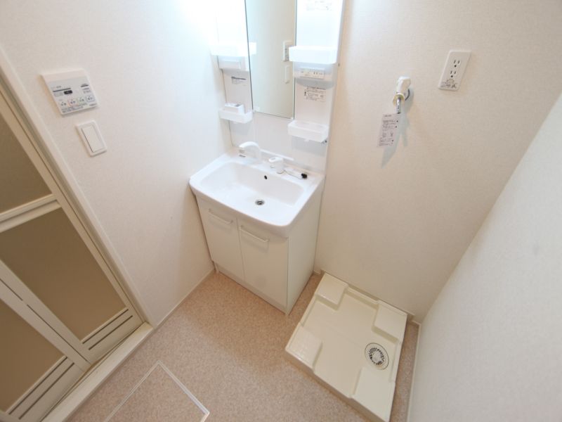 洗面脱衣場 横に洗濯機設置スペース