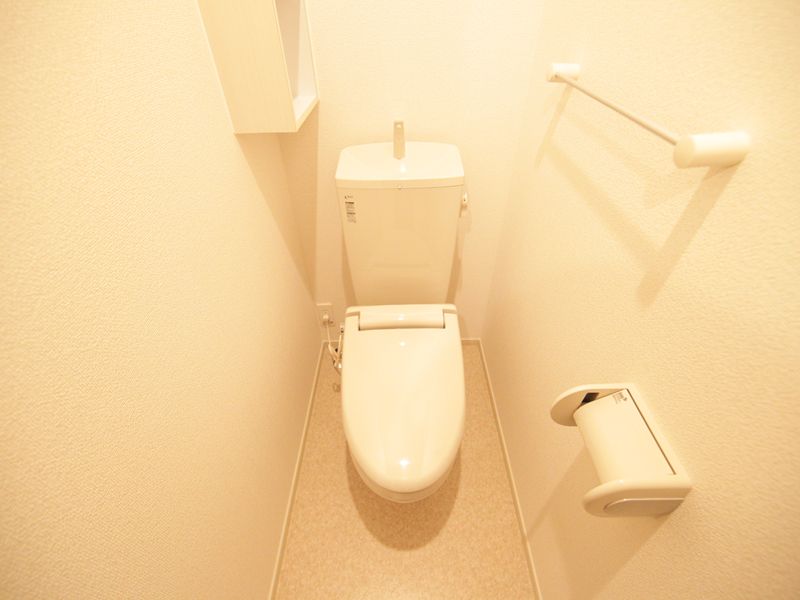 同型タイプ 温便座付きトイレ 棚あります