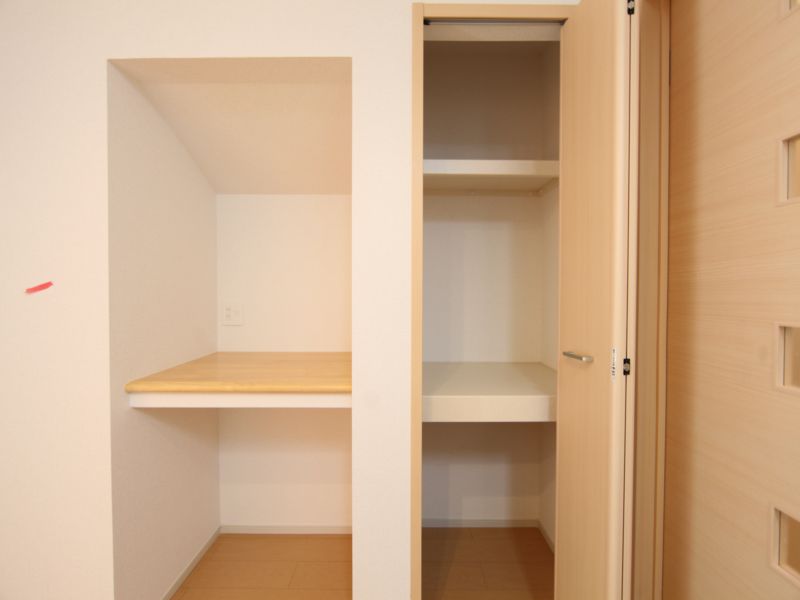 LDK収納,棚 玄関に収納 洋室にクローゼット