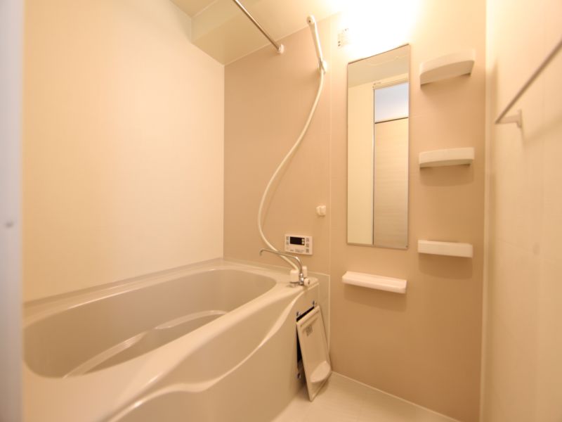 鏡ありのバスルーム 追い焚き機能付き!