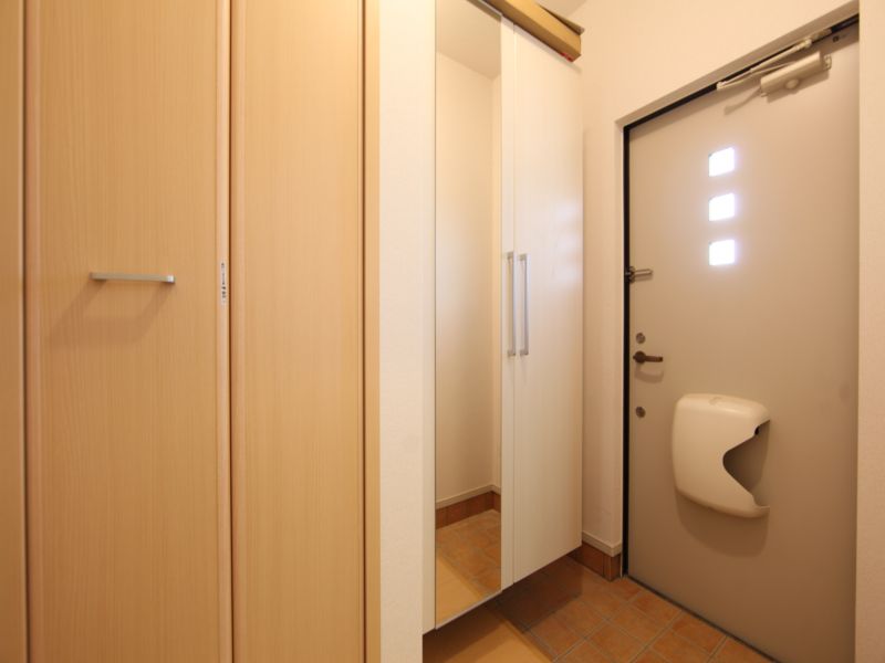 玄関 充実シューズボックス 鏡ついてます