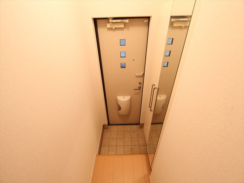 玄関 階段 シューズボックス鏡ついています