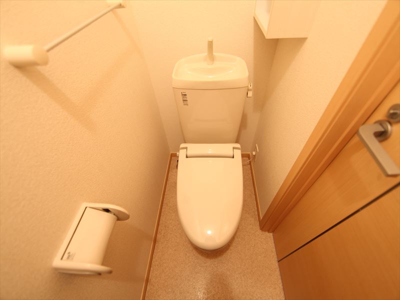 暖房便座付トイレ 棚あり