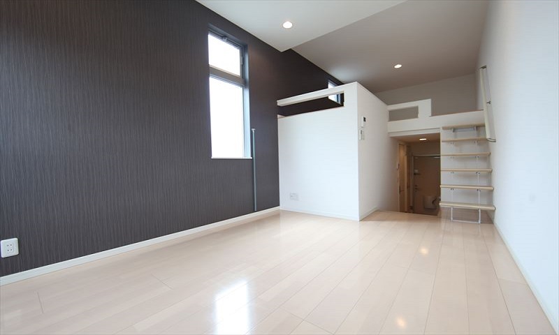 洋室6.8帖 1階の玄関から階段で洋室へ