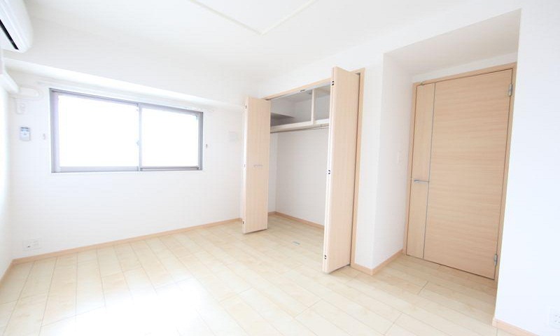 洋室6.4帖 クローゼット充実してます。