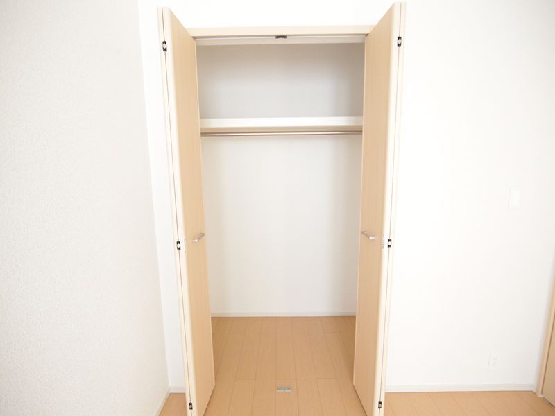 洋室2部屋と廊下にクローゼットあります