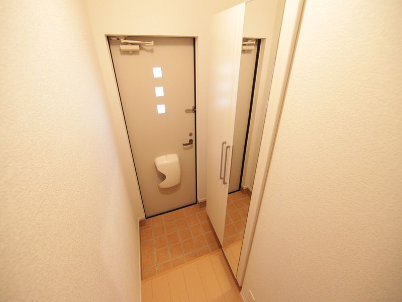 玄関 充実シューズボックス鏡付き