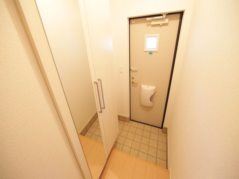 玄関 充実シューズボックス 鏡付
