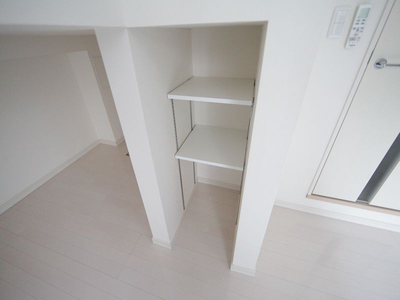 洋室にある収納スペース