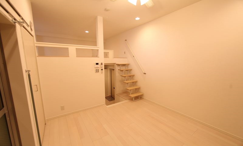洋室から階段でロフトへ