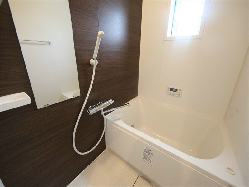 窓ありバスルーム