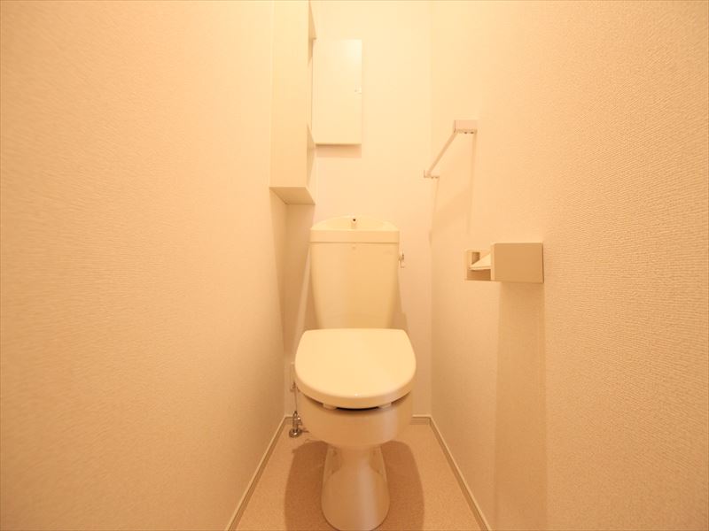 同タイプ暖房便座付きトイレ 棚あります