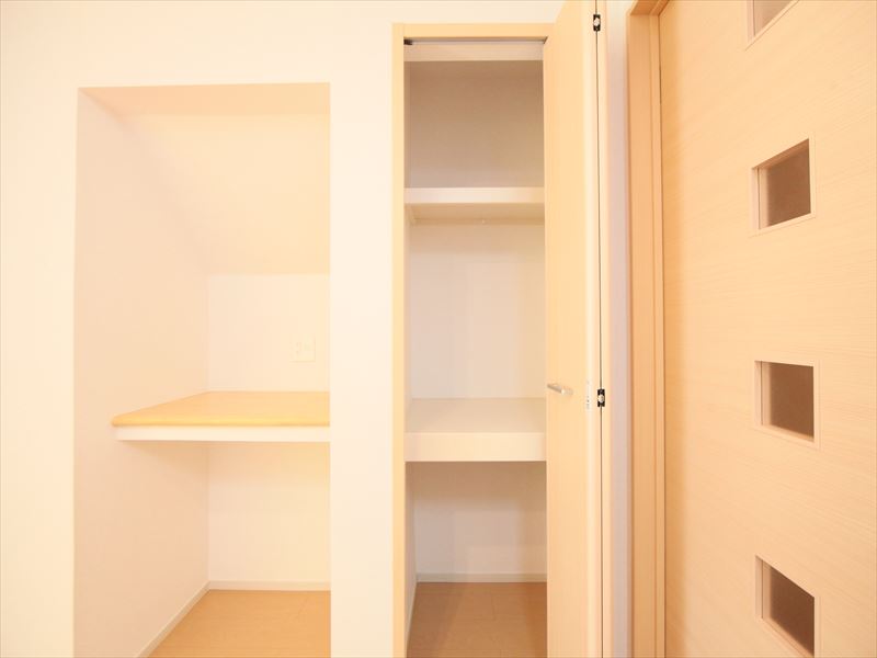 同タイプ物入れ付 収納充実しています!!