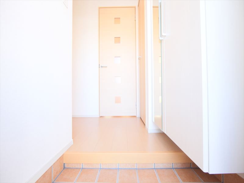 同タイプ玄関 鏡付きのシューズボックス