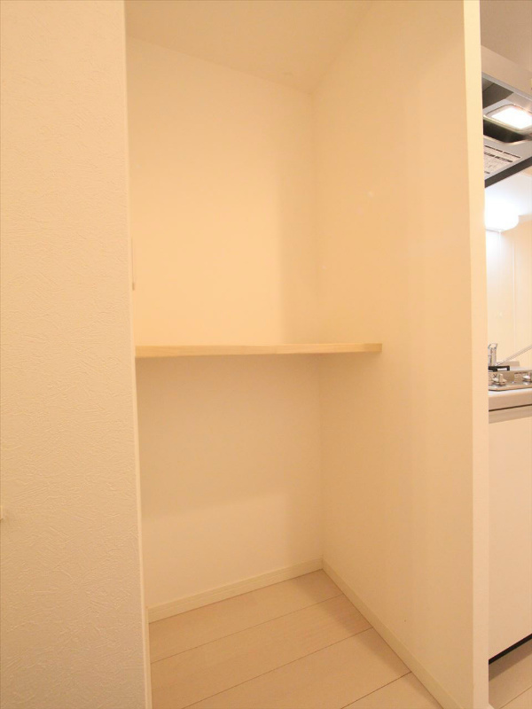 キッチン隣にある棚