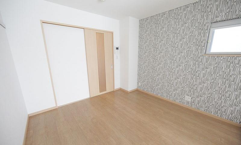 洋室5.4帖壁紙がお洒落です