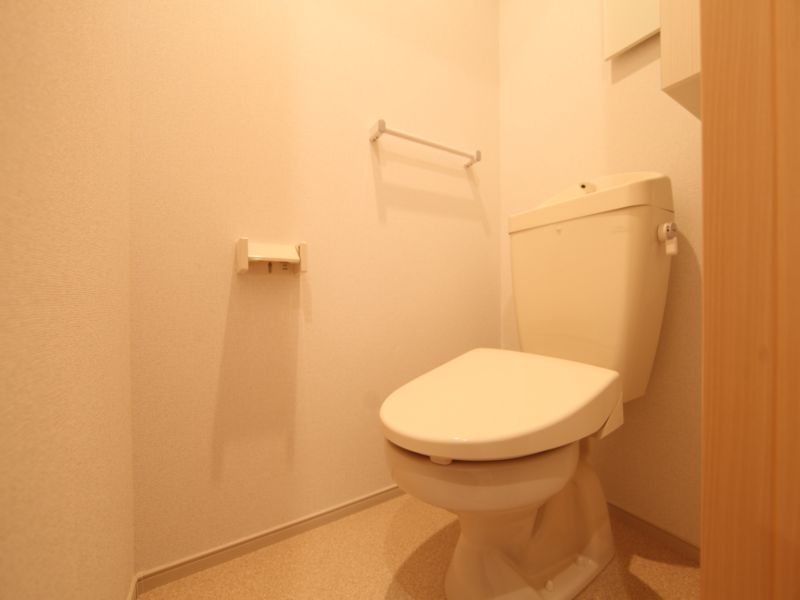 温便座付きトイレ 棚あります