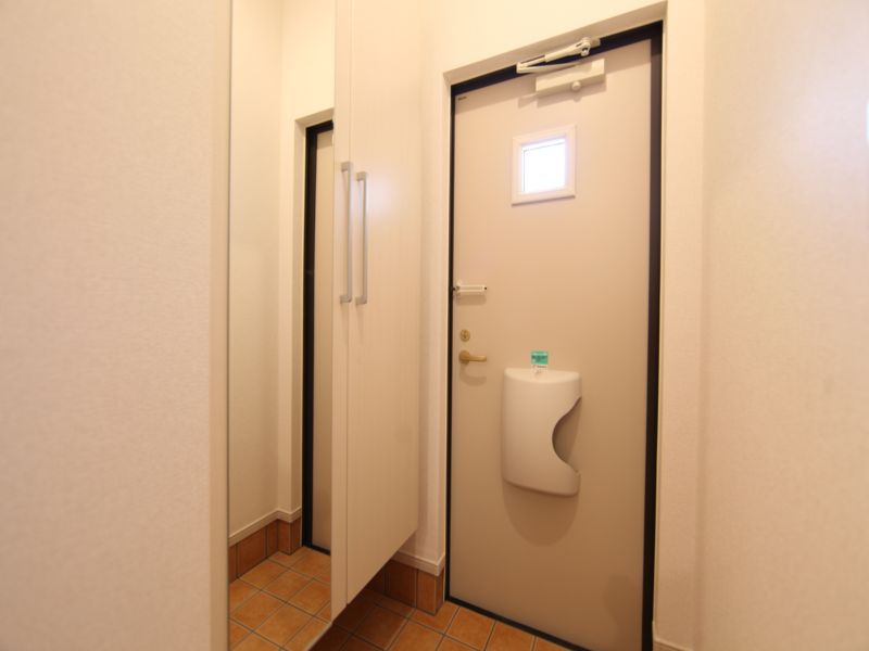 玄関 鏡付きのシューズボックス有り