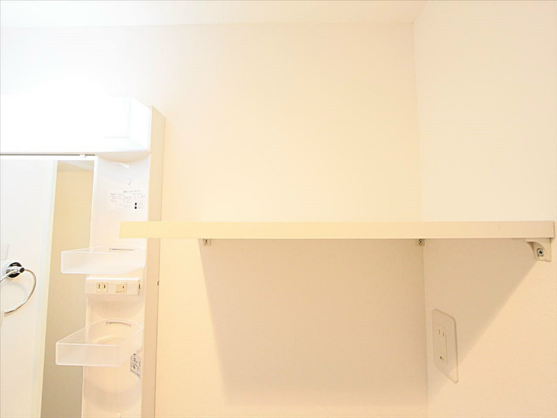 同施工会社画像洗濯スペース 収納棚