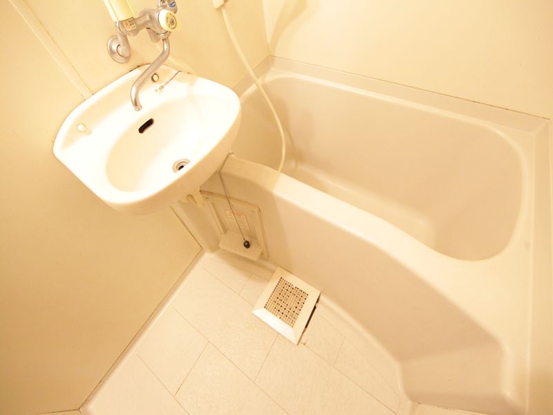 洗面台つきバスルーム鏡あります