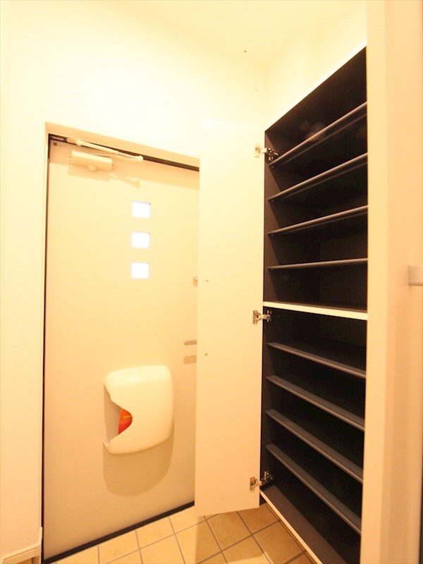 充実シューズボックス ミラー付きです