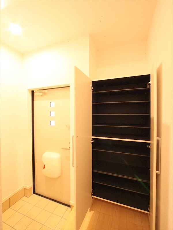 ミラー付きのシューズボックス