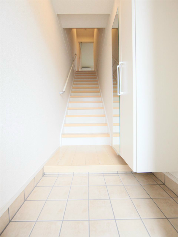 玄関 開けると階段です