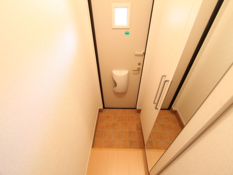 玄関 鏡付きのシューズボックス
