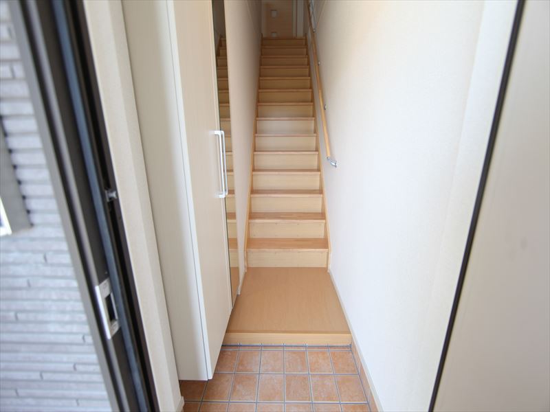 玄関 鏡付きのシューズボックス