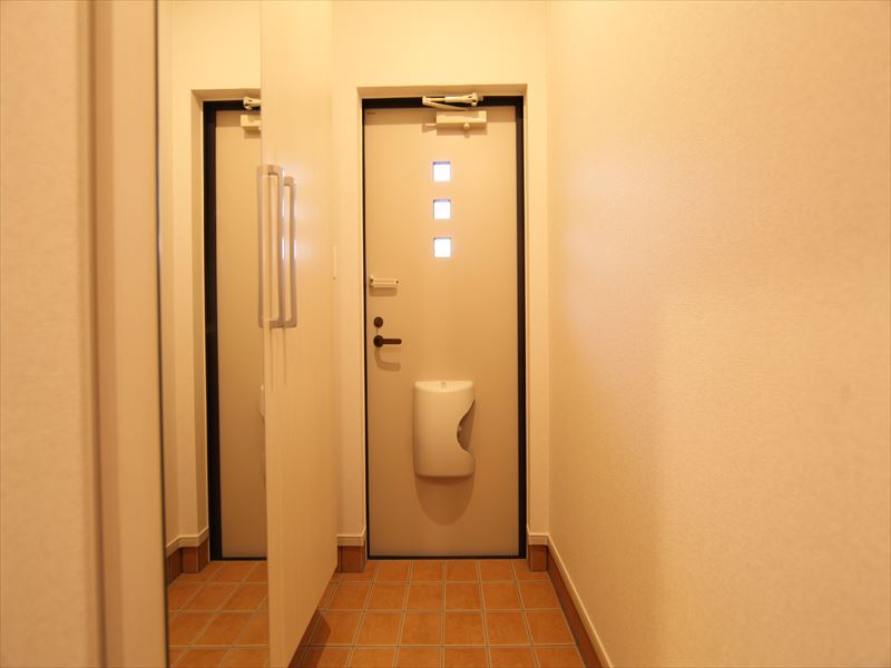 玄関 鏡付きのシューズボックス