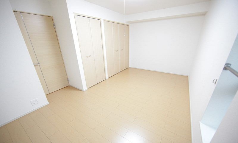 洋室7.4帖 収納充実してます。