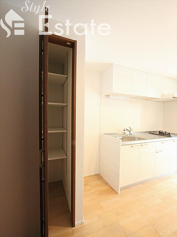 キッチン隣 収納スペース