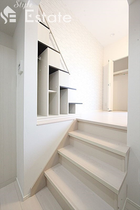 階段にも収納スペース有り