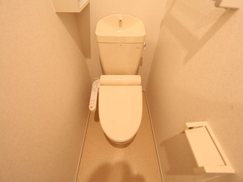 温便座付きトイレ 棚あります