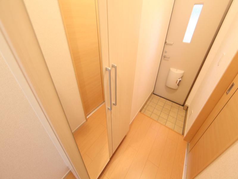 玄関 鏡付きのシューズボックス有り