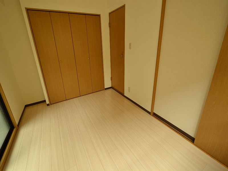 ベッドルーム 収納有ります