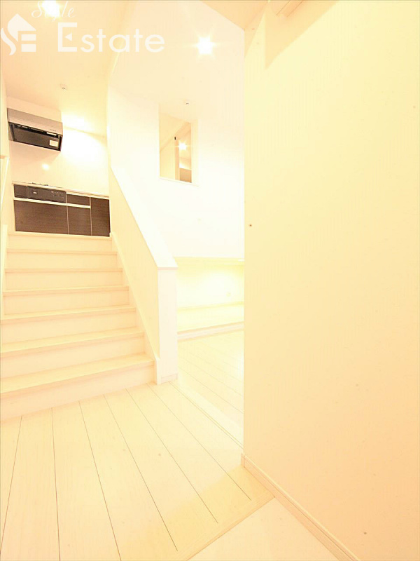 玄関 同仕様物件内装 床は茶色です