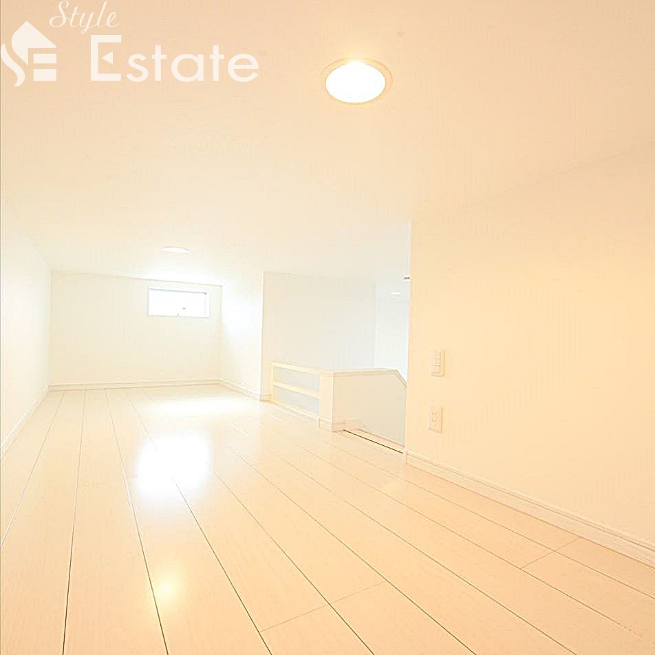 フローリングは茶色になります。