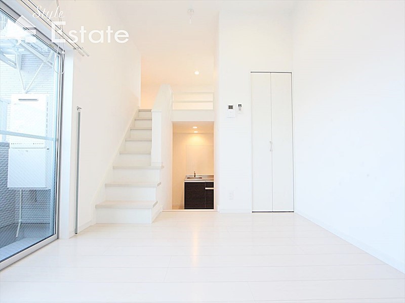 フローリングは茶色になります。