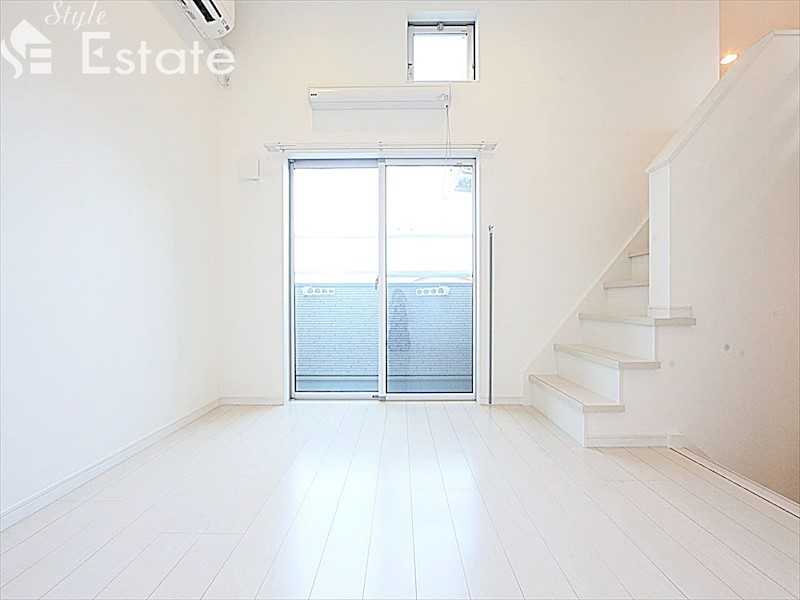 フローリングは茶色になります。