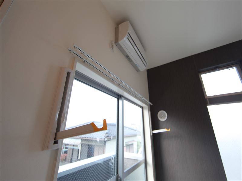 室内で洗濯物が干せます エアコンあります